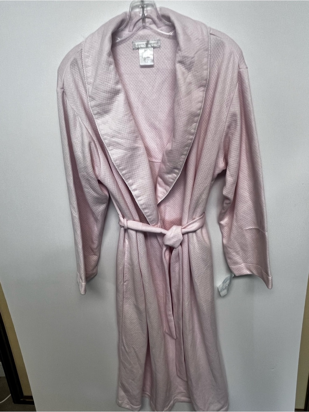 EARTH ANGELS LONG PINK WRAP ROBE W/WHITE PIPING  AROUND TOP   SIZE LARGE